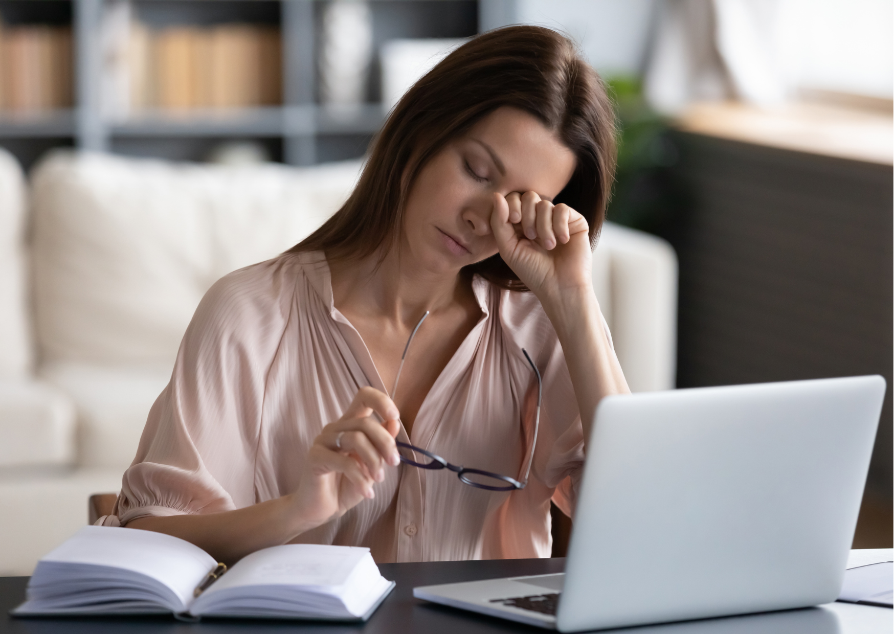 Persona analizando datos de salud visual en una oficina ergonómica